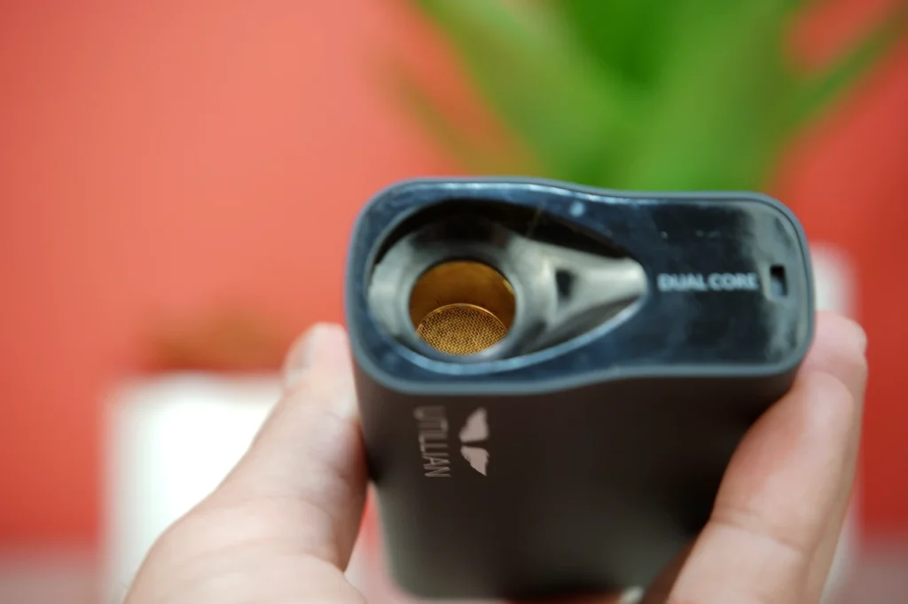 Close up view of the Utillian 850 dual core heating chamber and gold screen