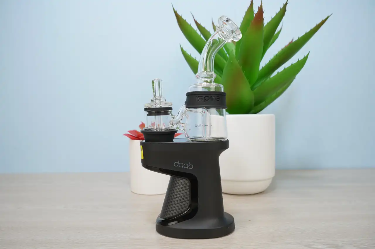Ispire Daab Induction Dab Rig in black with glass bubbler attachment and carb cap