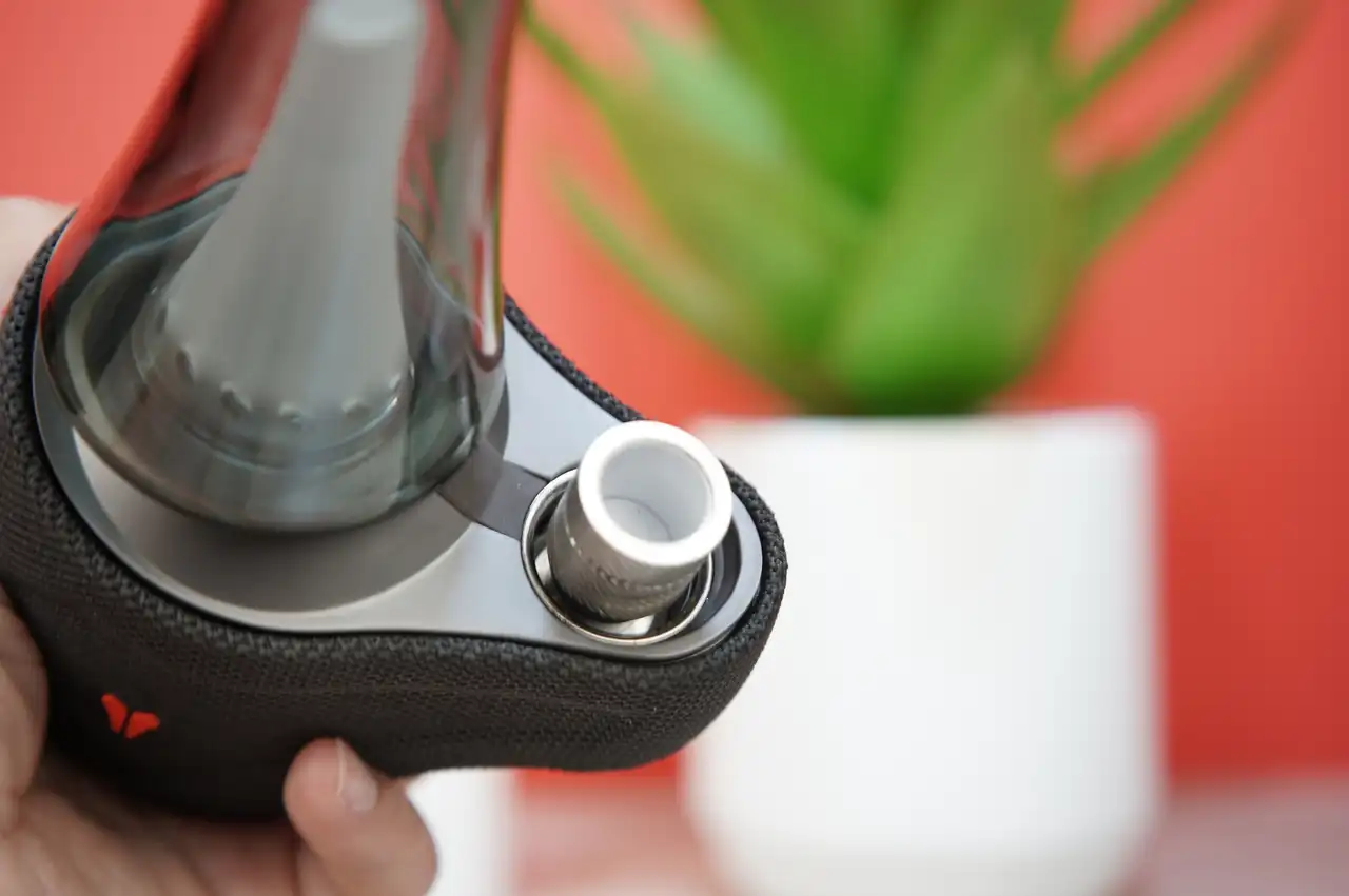 Utillian 8 Turbo top view quartz heating chamber close up in hand